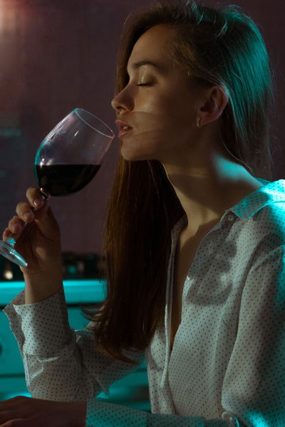 женщина пьет вино