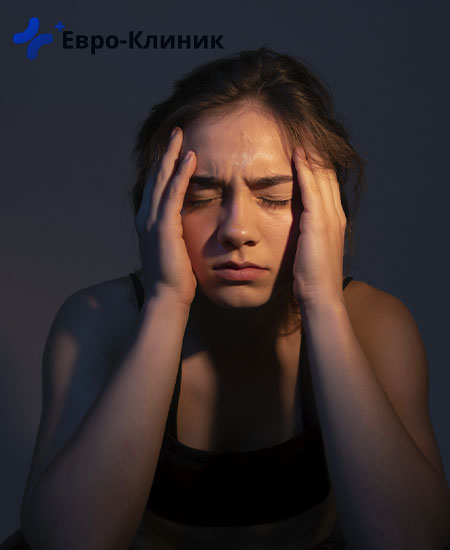 девушка держится за голову